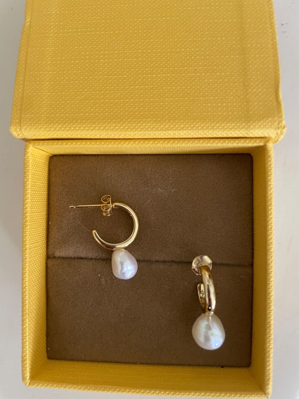Melanie Auld small gold hoop earrings with pearls - Picture 3 of 4